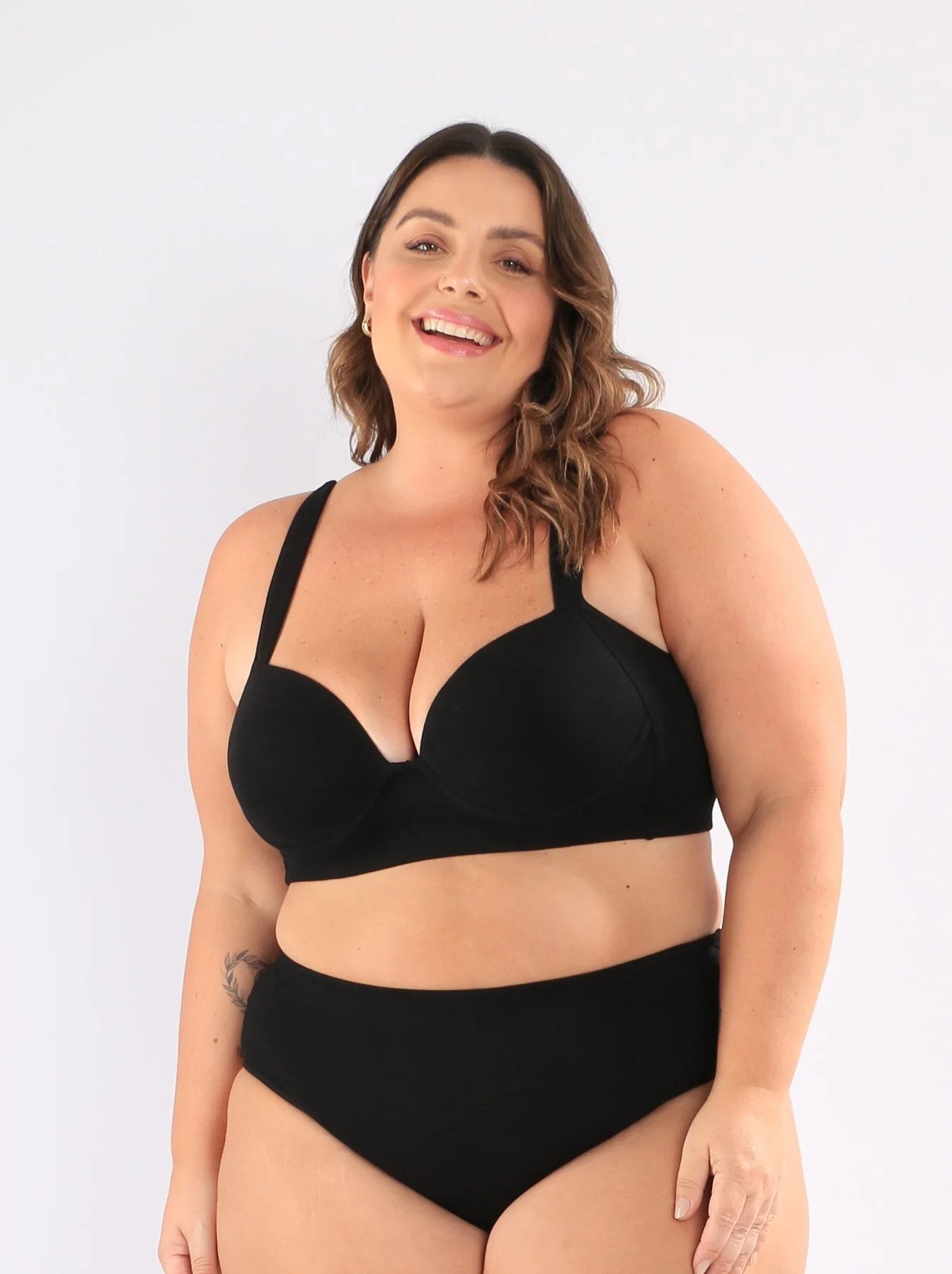 modelo com sutia confor com bojo de cor preta