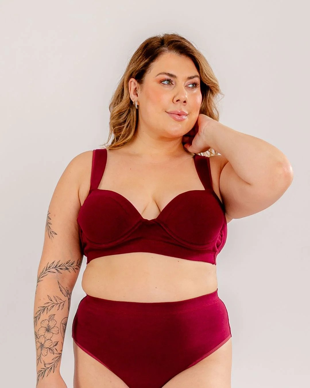 modelo com sutia confort bojo premium na cor bordo