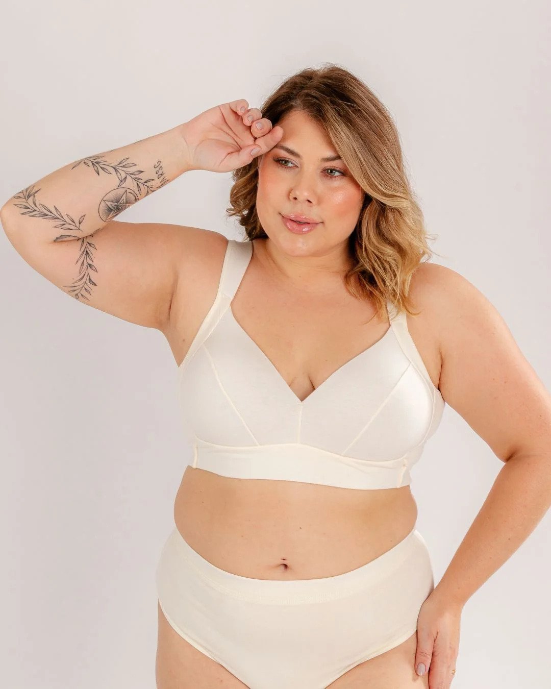 modelo com sutia com bojo sem aro de cor branca