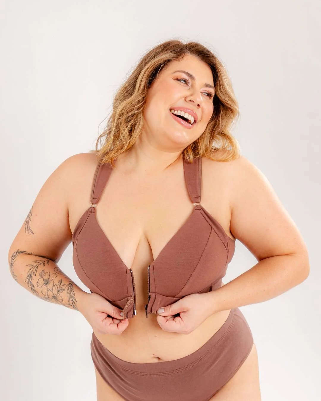 modelo com sutia de abertura frontal de cor nude