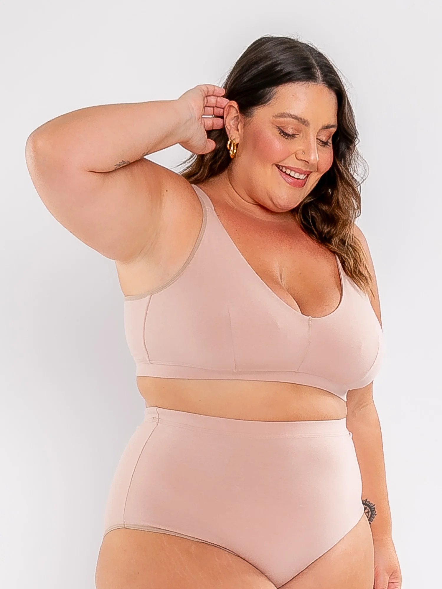 modelo com sutia sem bojo de cor rosa claro