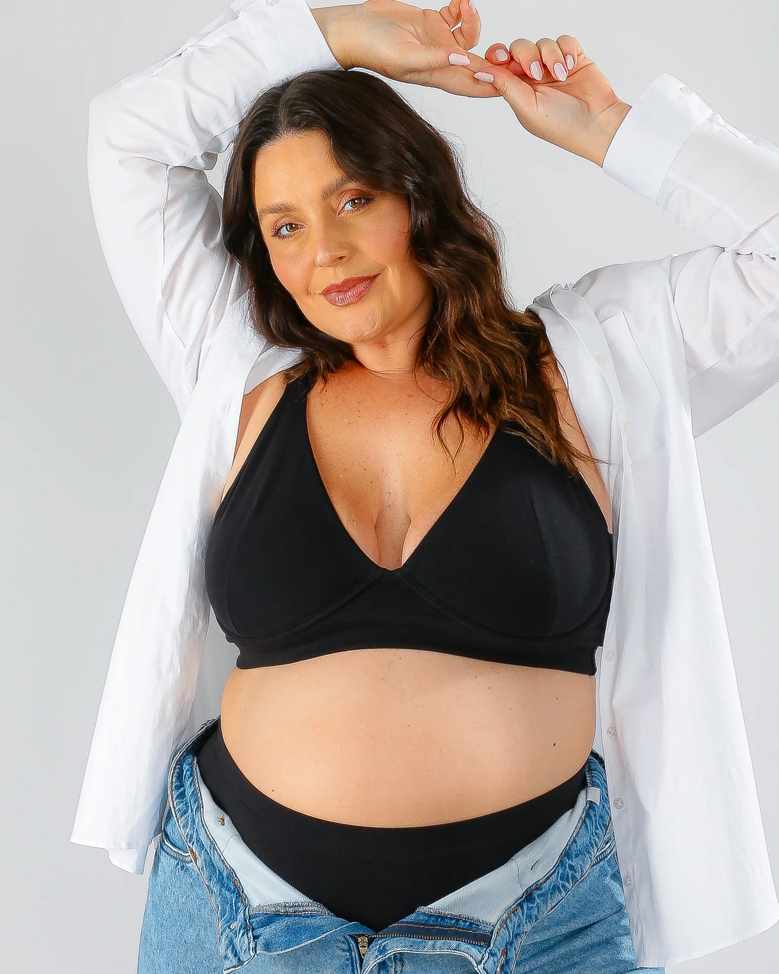 modelo com sutia sem bojo com aro de cor preta