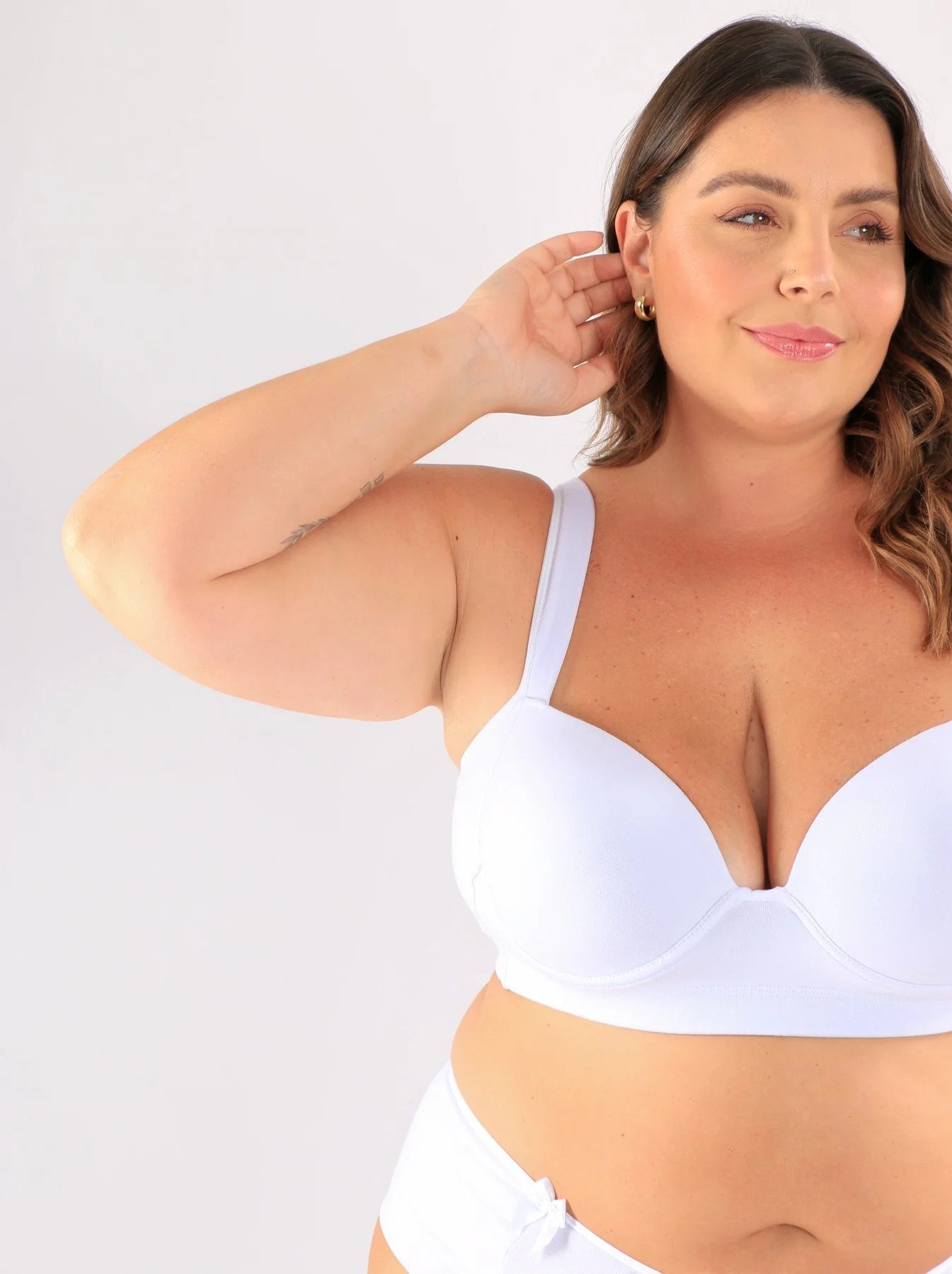 modelo com conjunto de sutia e calcinha brancos com sutia de alcas largas e regulavel