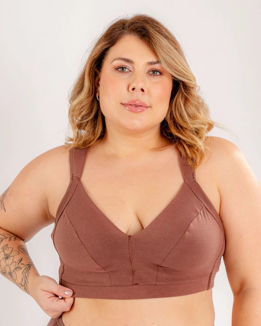 modelo com sutia pensado para sustentacao na cor marrom