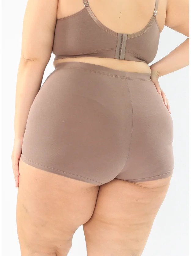 modelo de costas com bodyshorts plus size chocolate