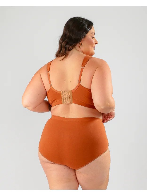 modelo de costas com calcinha hot pant elo plus size ferrugem