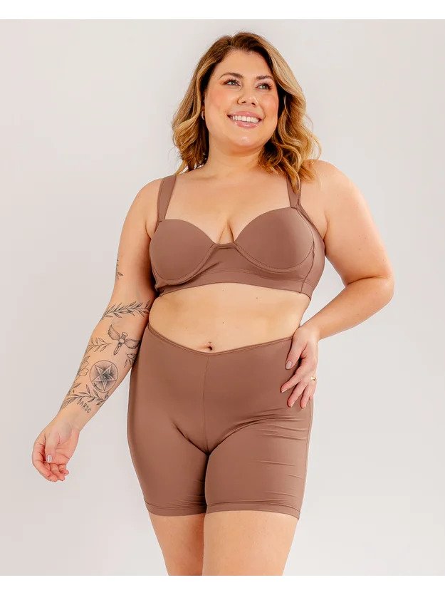 modelo com sutia e shorts segunda pele plus size chocolate