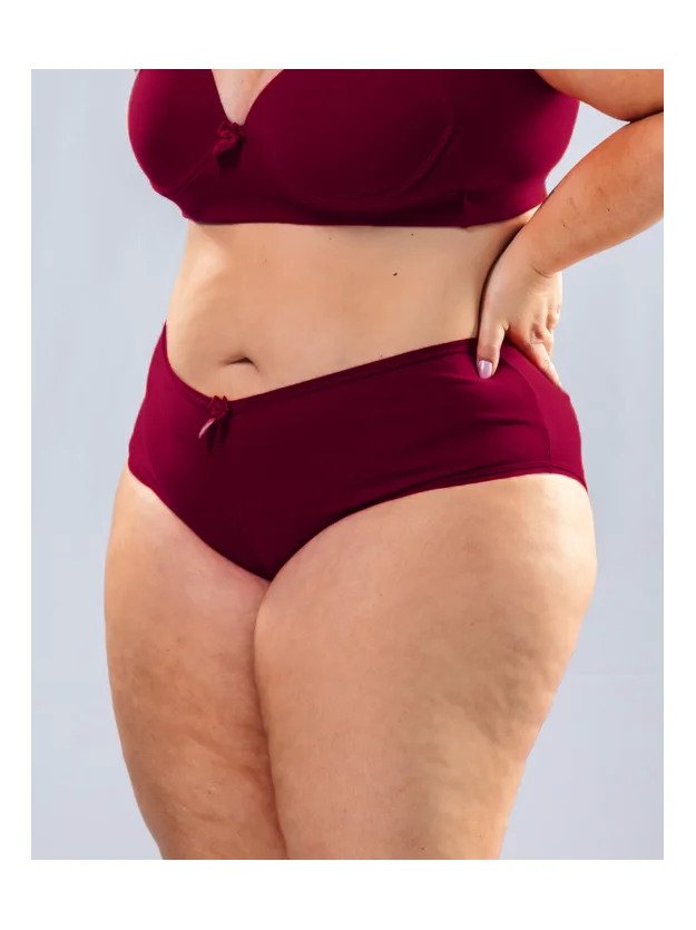 modelo de lado com mao na cintura com sutia e calcinha boxer plus size cabernet