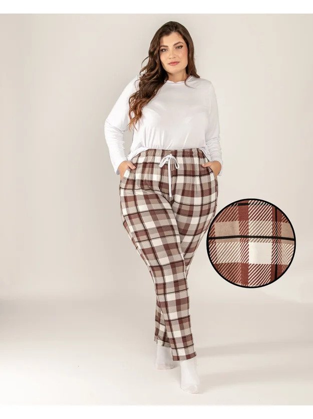 modelo com pijama de frio com blusa branca e cala xadrez marrom