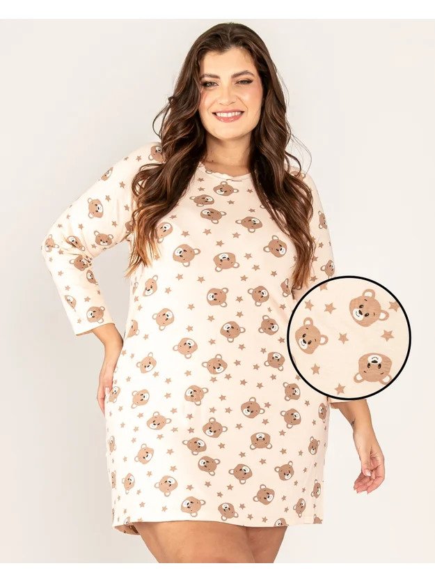 modelo com camisola de manga longa com estamapa de rosto em desenho de urso e estrlas emfundo bege