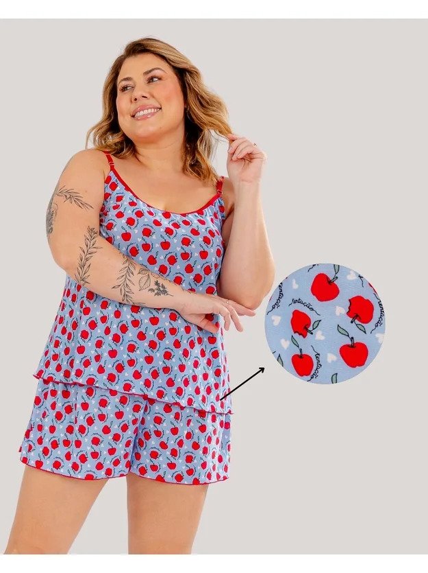 modelo com babydool com estampa de macas escrito tentacao e coracoes brancos em fundo azul