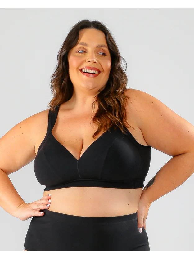 modelo com as maos na cintura usando sutia triangulo com bojo sem aro plus size preto