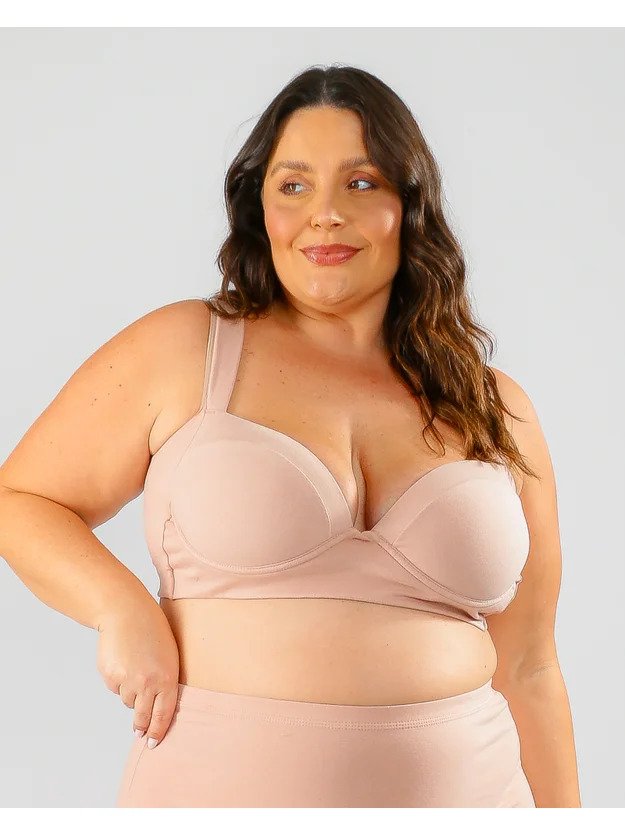 modelo com sutia confort premium plus size nude