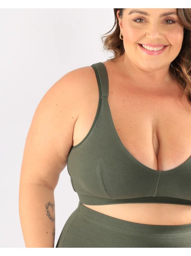 modelo sorrindo com sutia sem bojo luana verde escuro