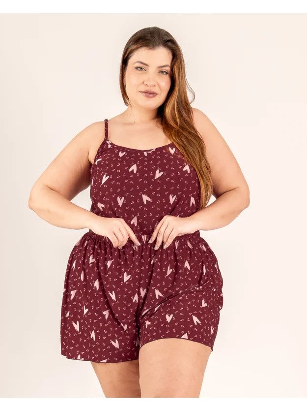 modelo com maos no cos do shorts baby doll mary plus size coracao cabernet