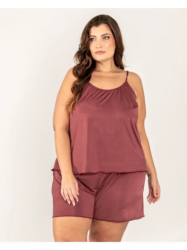 modelo olhando para o lado usando baby doll mary plus size bordo fosco
