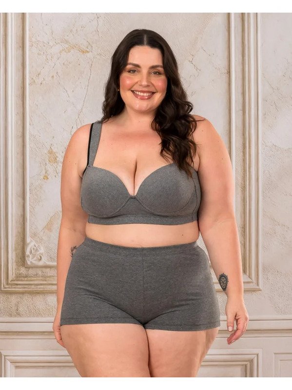 modelo olhando pra frente sorrindo usando sutia cinza escuro e bodyshorts plus size cinza escuro