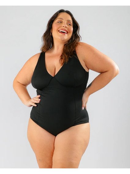 modelo com maos na cintura usando maio plus size ariela preto