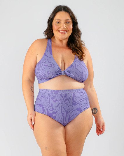 modelo usando biquini sustentacao plus size roxo estampado