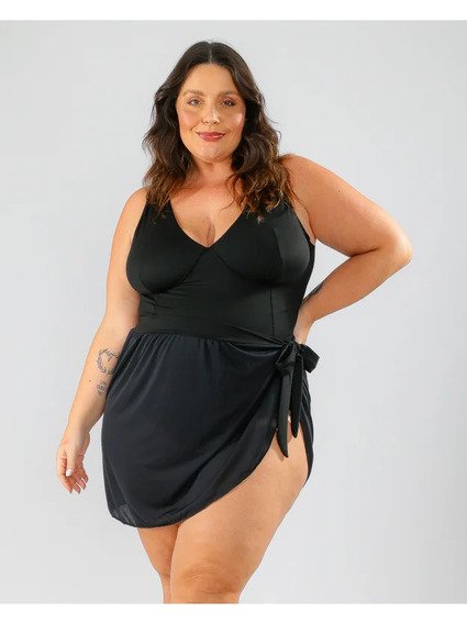 modelo usando maio preto e saia de praia plus size preto