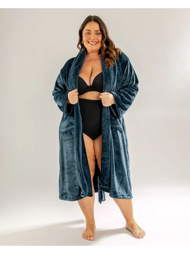 modelo usando lingerie preta com roupao bella plus size marinho aberto