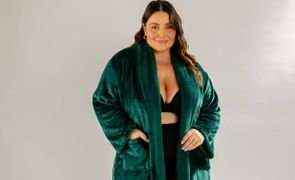 modelo com lingerie preta usando roupao aberto na cor verde escuro