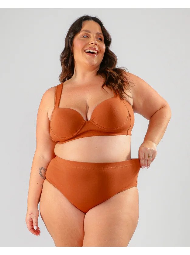 modelo com uma das maos segurando cos da calcinha usando calcinha sustentacao plus size cherry