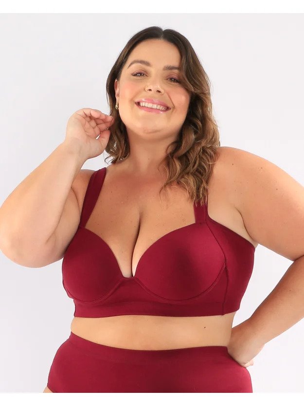 modelo com uma mao na cintura e outra no cabelo usando sutia confort cabernet