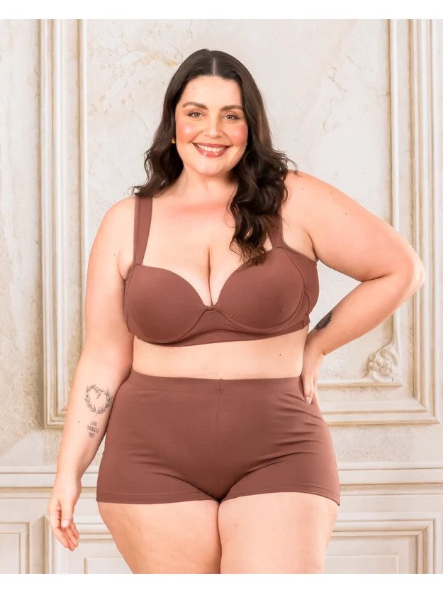 modelo com uma mao na cintura usandobodyshorts chocolate