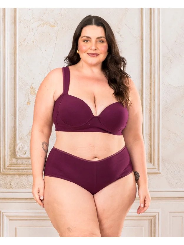 modelo usando calcinha boxer plus size cabernet