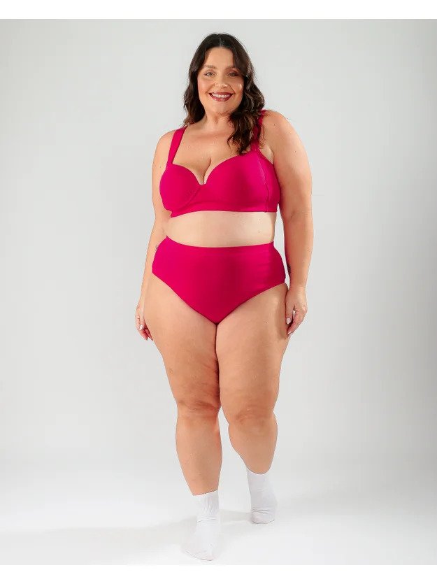modelo usando calcinha sustentacao plus size cherry e sutia da mesma cor